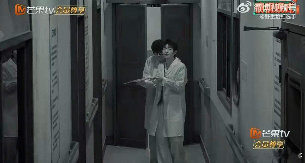 刘小怂挂文韬身上了 密神新晋“挂件”已上线！刘小怂全程黏住文韬，走哪挂哪，怕到尖