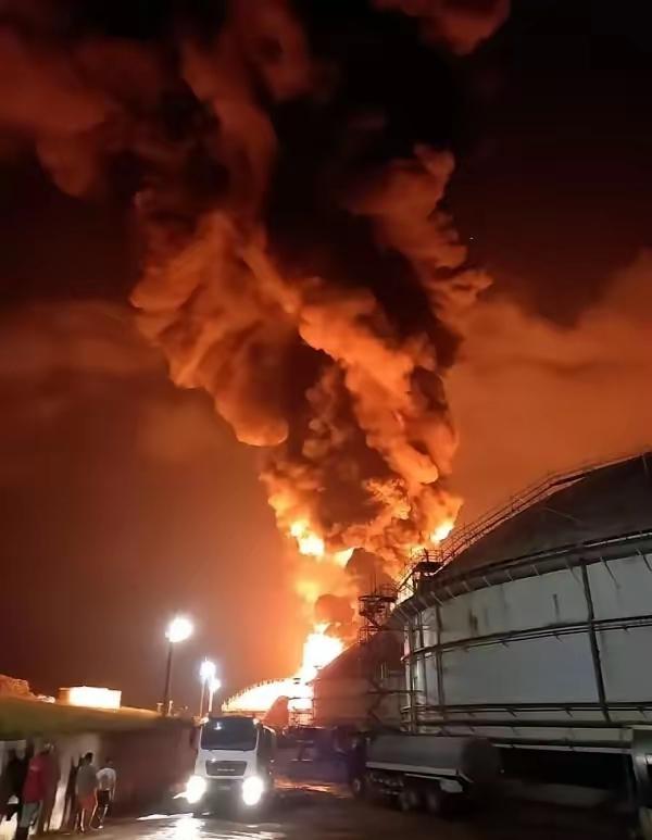 美以无底线伊朗玩命了！
美以联合袭击了伊朗石油设施。3月18日晚，伊朗革命卫队已