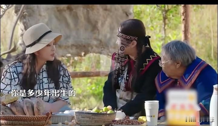 刘晓庆问以为老奶奶几几年的，老奶奶说1951年的，刘晓庆说自己是1950年

的
