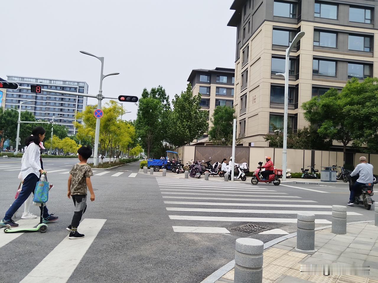 雄安印象与北京比：
规划科学环保前瞻，
道路通畅整洁人文，
建筑现代轻奢空置，