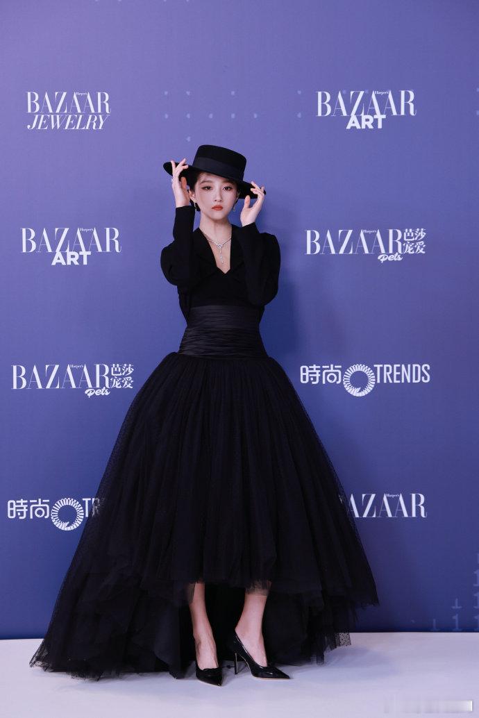 关晓彤工作室用新造型当头像了网友的脑洞太大了，但工作室才是真爱粉，直接换头像认证