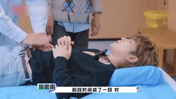 周震南小小的眼睛大大的震撼 看来周震南已经被中医技术给拿捏住了，在他眼神中都流露