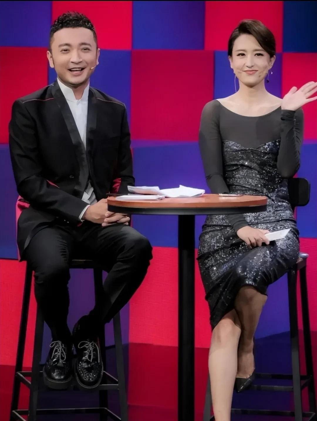 看右边的人，你猜是谁？她可是我心目中的“央视一姐”，这可不是随便谁都能当的称号。