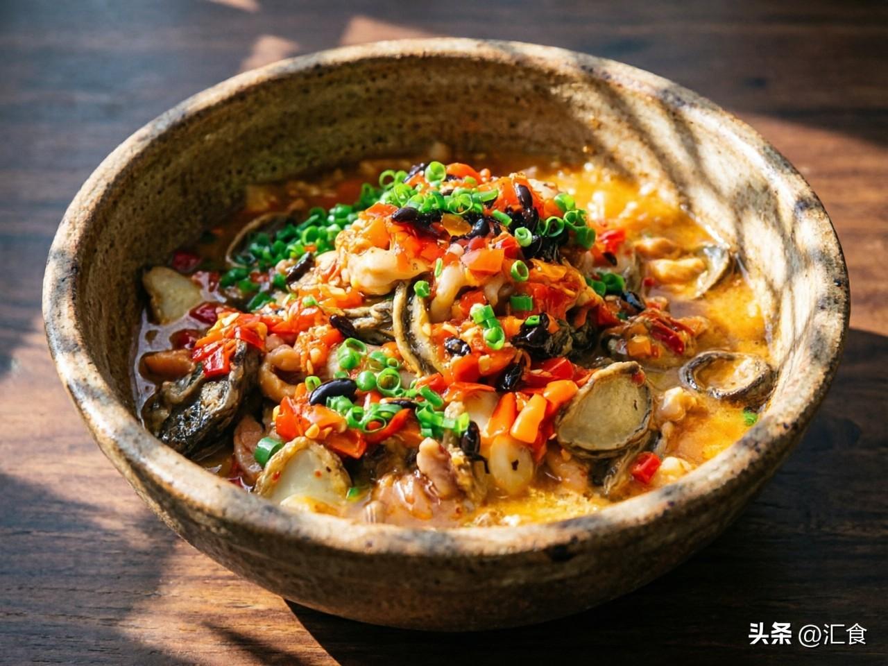 压锅鲍鱼鸡
 
准备食材：
姜蒜粒、鸡肉条、鲍鱼、盐、胡椒粉、味精、鸡粉、酱油、