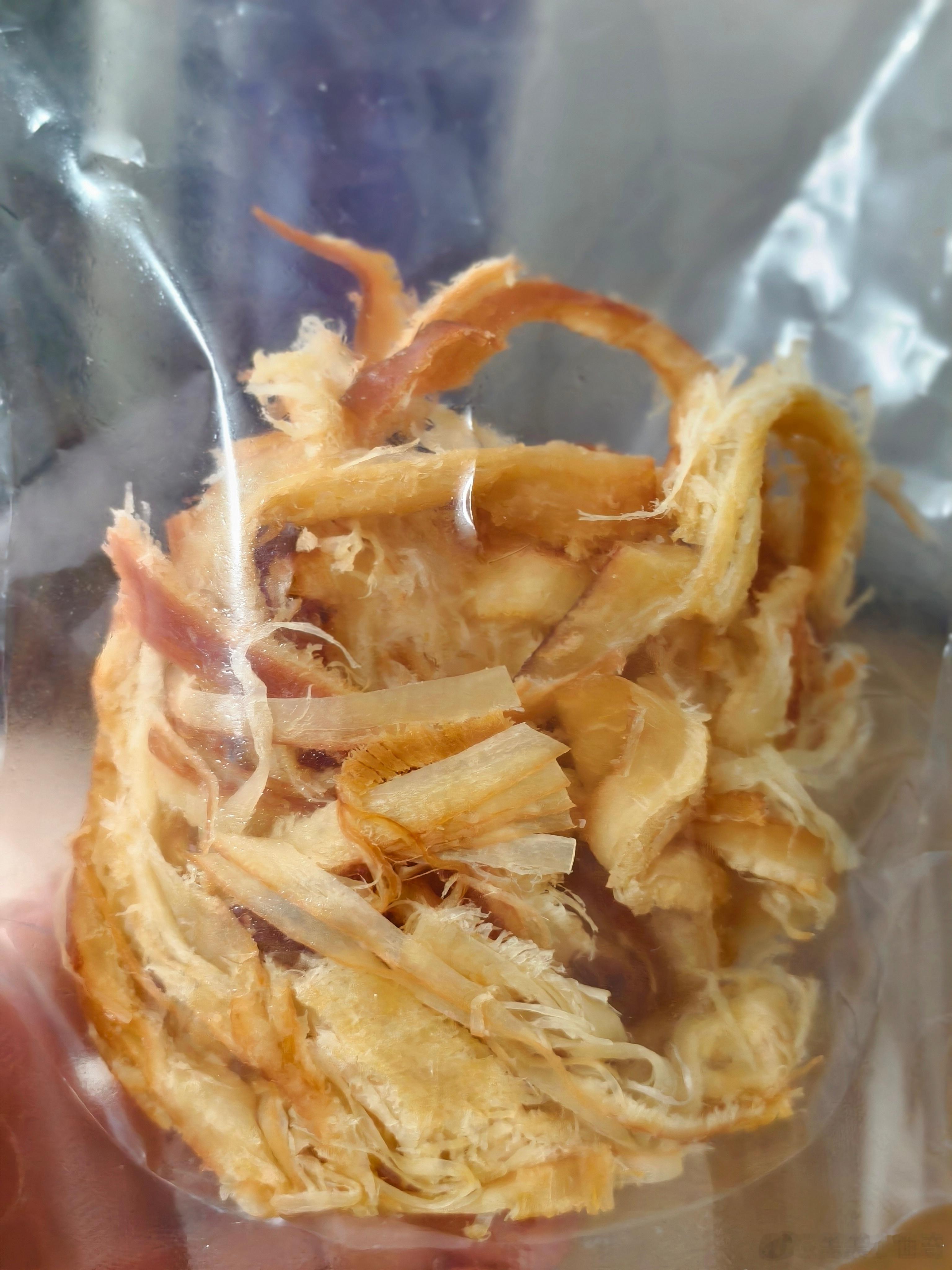 鱿鱼丝一吃起来就停不下来第一次吃还是我小学的时候过年走亲戚拿的过年红包去买的当时