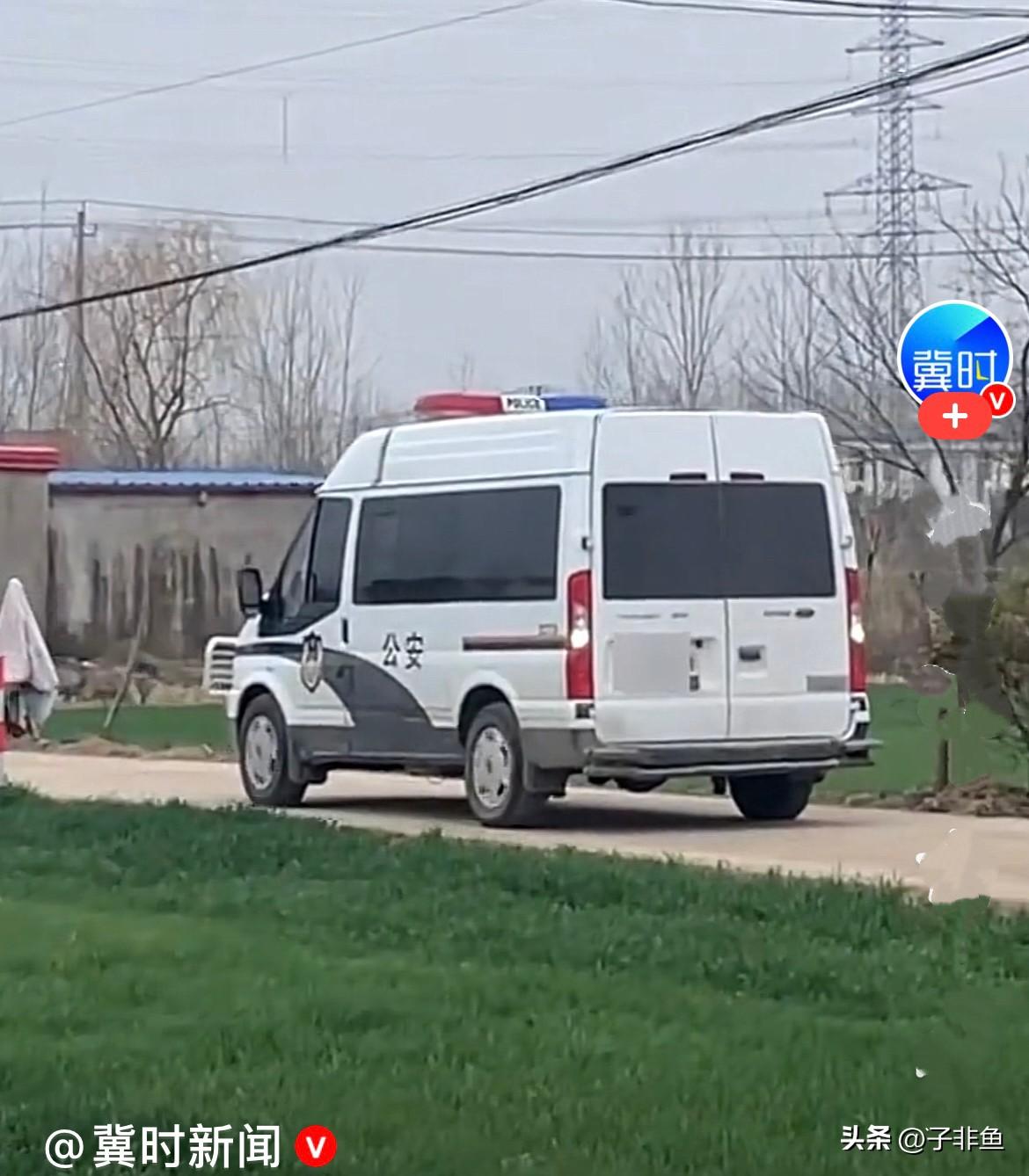 近日，江苏一警车正开在一条很窄的乡间小路上执行任务，正好看到对面村庄开出来一辆婚