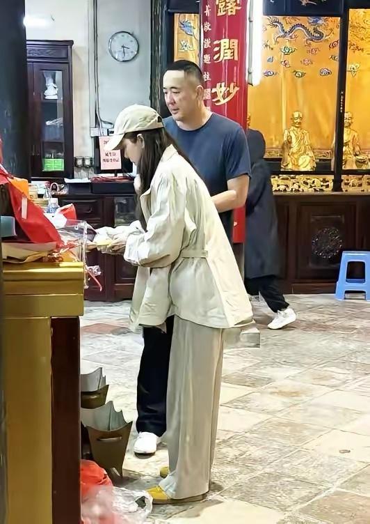 49岁的曾黎近日在澳门被偶遇，她专程前往寺庙参拜观音，身边不仅有男友王子鸣陪伴，