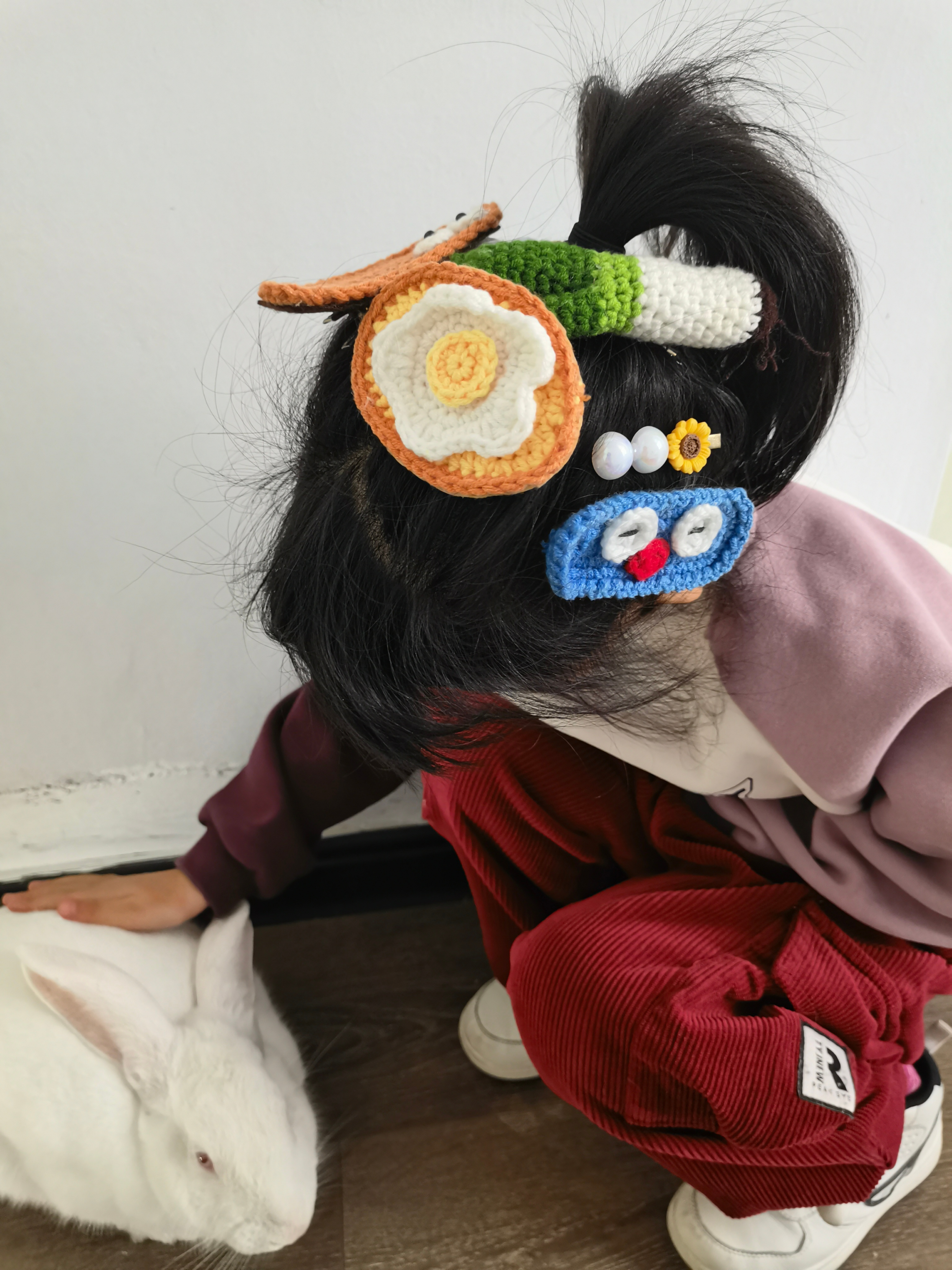 俩娃同时请假在家，一点就炸，所以，把老二带来工作室了。这个头是怎么回事，她自己要