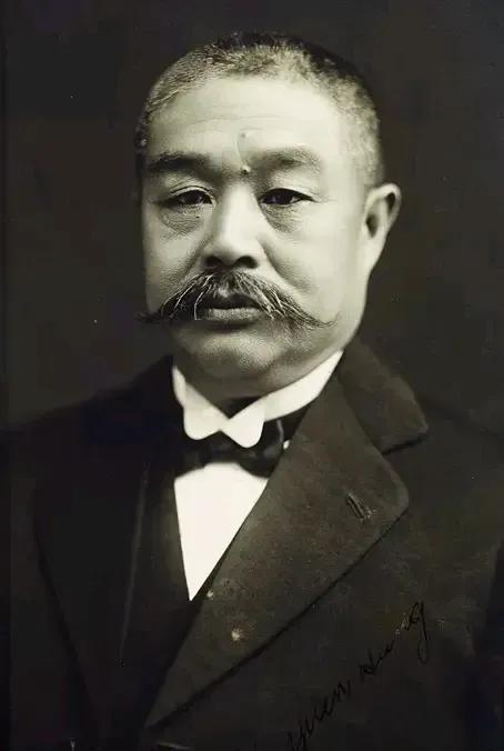 1923年，曹锟强娶了19岁的妙龄少女刘凤威为妻。面对着眼前这个可以当爷爷的丈夫