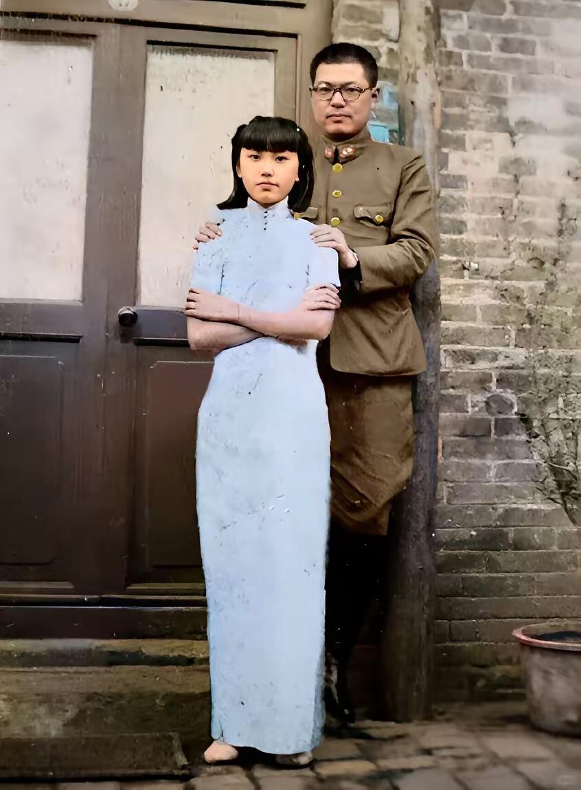 1938年6月，一个日军中佐陪记者逛太原的日本商店时，看见了一户人家内院的妙龄女