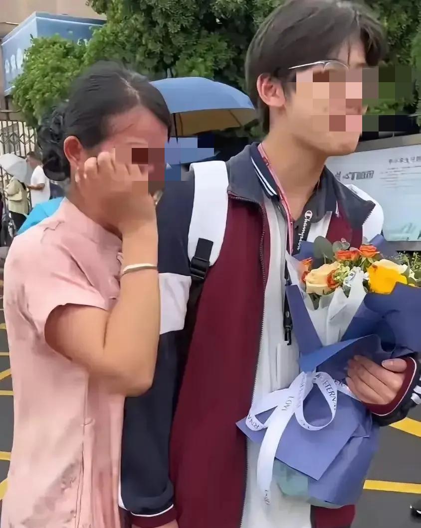 最近一个新闻感动了千万网友。一个小男孩三岁父亲去世，母亲改嫁。从小到大，姑姑养大