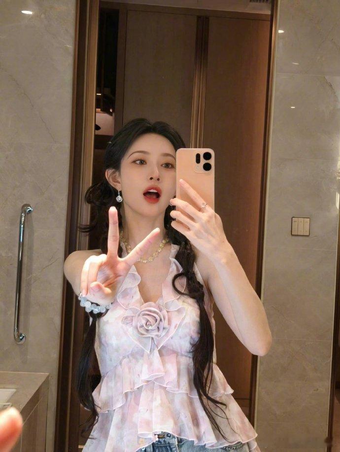 孟子义对镜比耶自拍 是谁被孟姐的对镜自拍美到了？举手！比耶的小动作又甜又俏皮，连