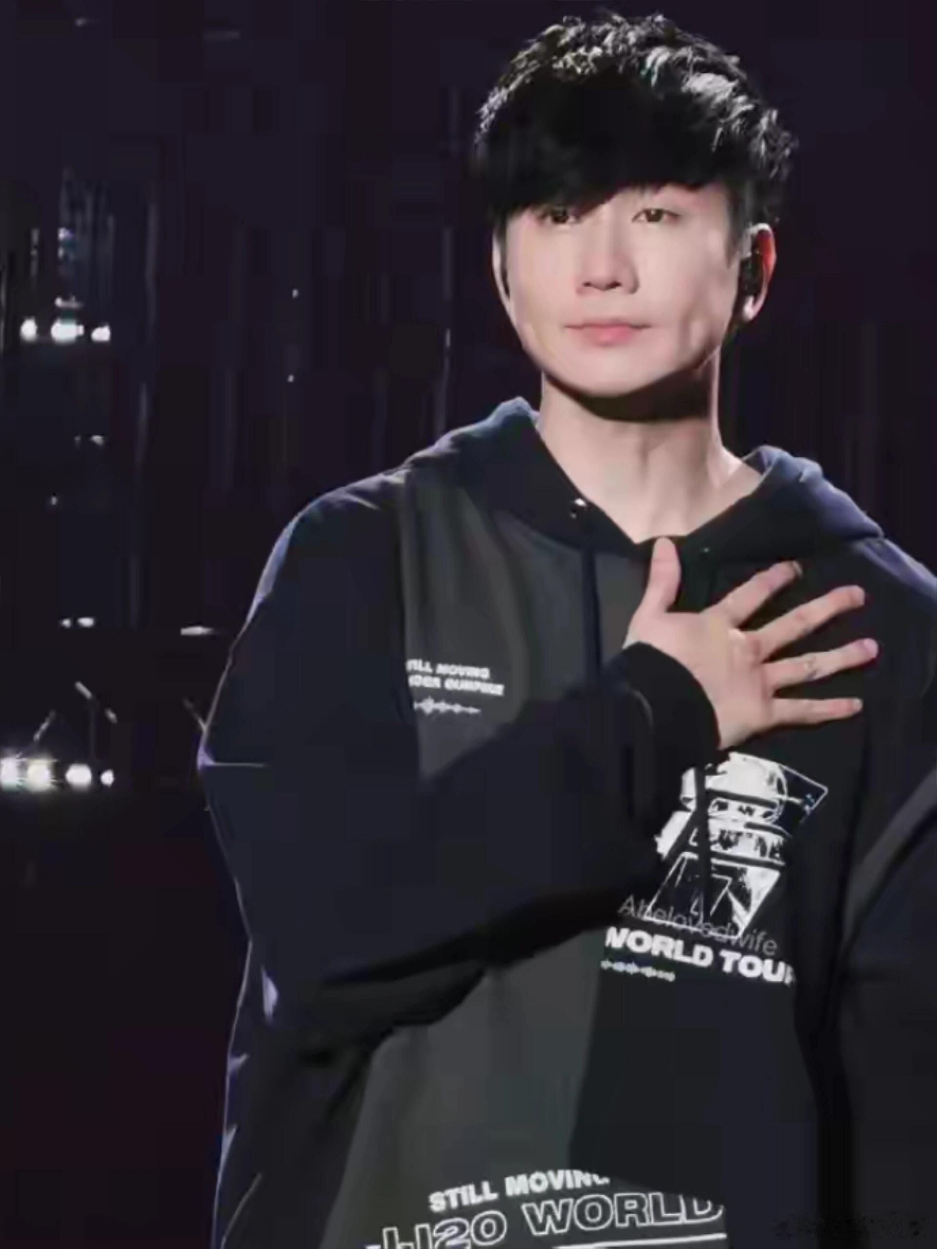 林俊杰年近五十依然魅力四射，与甜妹的结合看似意外却也合理，只是让人不禁猜测：她是