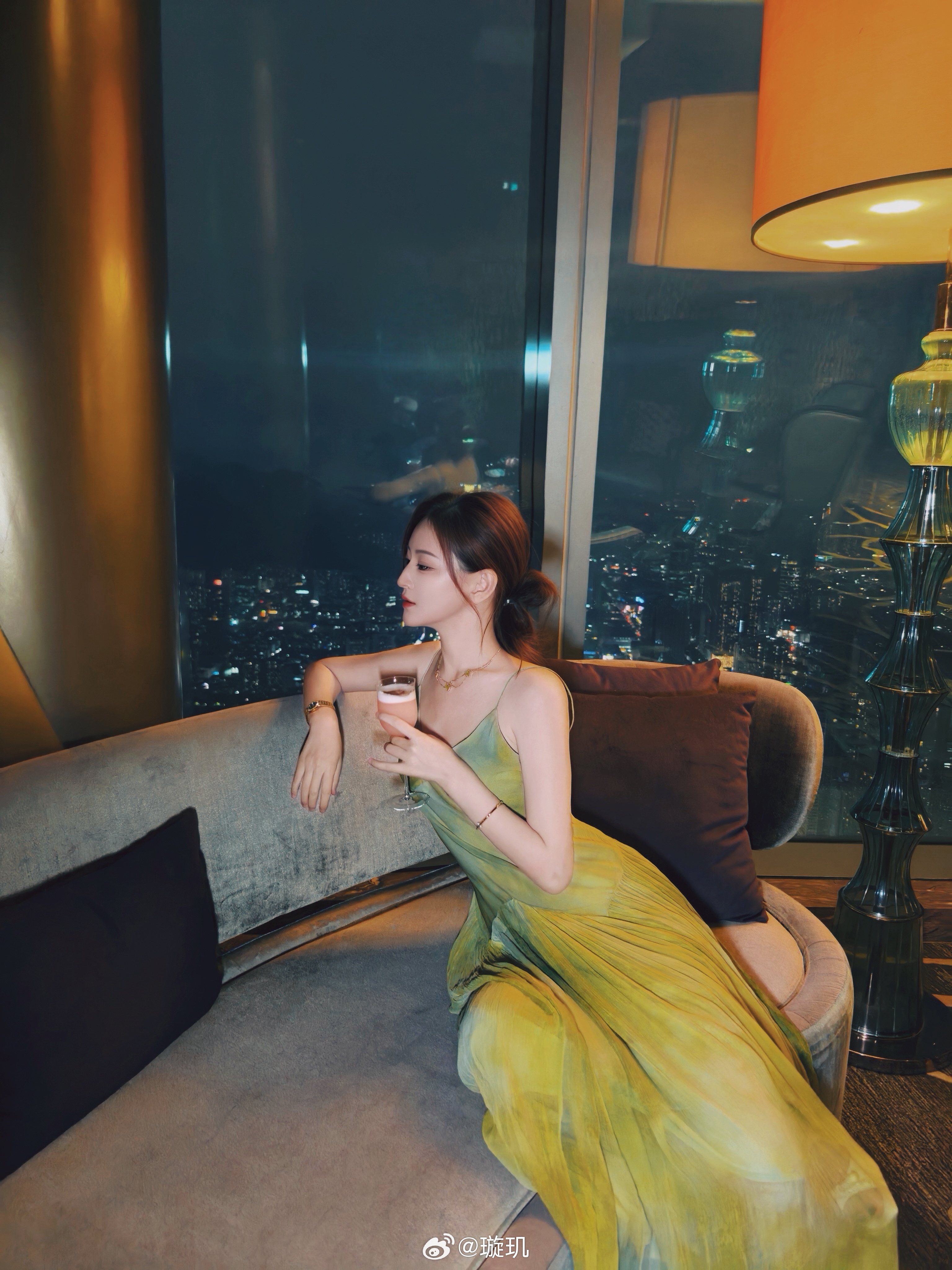 玫瑰无因由，花开即花开。 ​​​