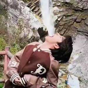 敖瑞鹏 疑似银河落嘴里人与自然，合二为一。这大概就是“天人合一”最搞笑的诠释版本