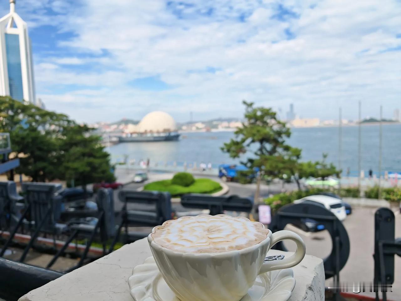 一程有一程的风景
今天在这喝咖啡吹海风发呆三小时
自由自在
人生小满就是幸福
每