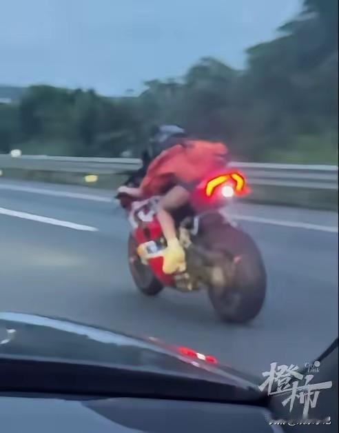 “不作死就不会死！”G15沈海高速，一名年轻女孩，骑红色杜卡迪Panigale 