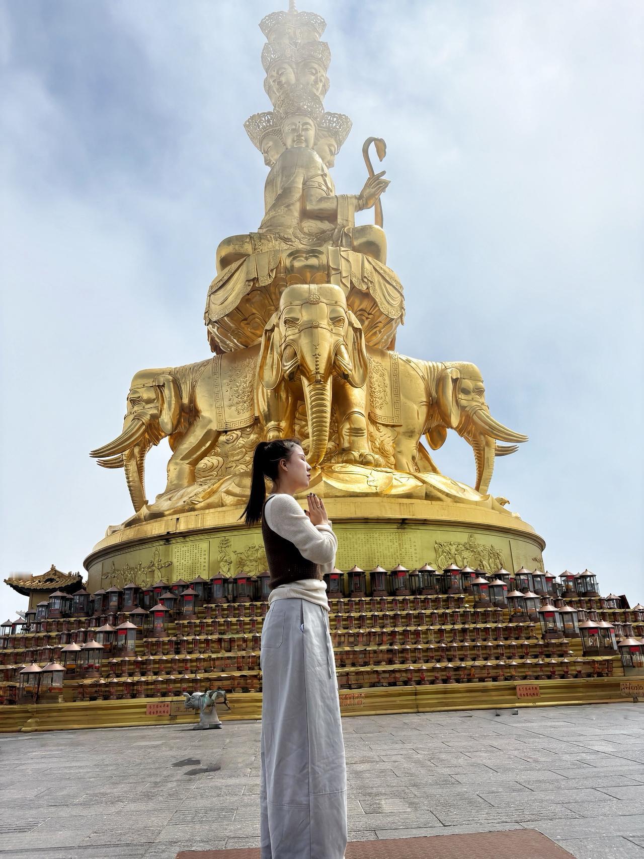 📍Emei shan|峨眉山
  云上金顶，天下峨眉
  从远方赶来，赴一面之