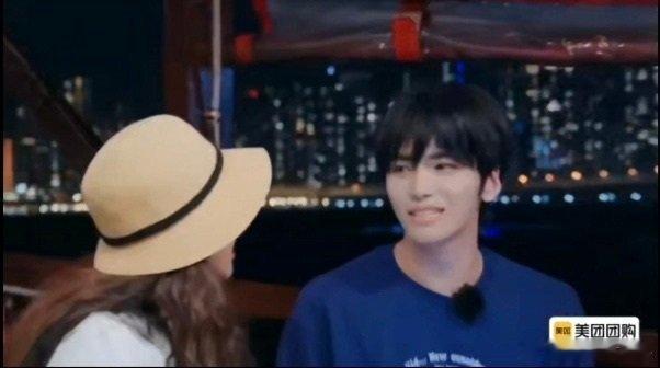 邵子恒说看刘晓庆就是看风景 谁懂这份巧妙！坐船看夜景时的互动太戳人，邵子恒用一句