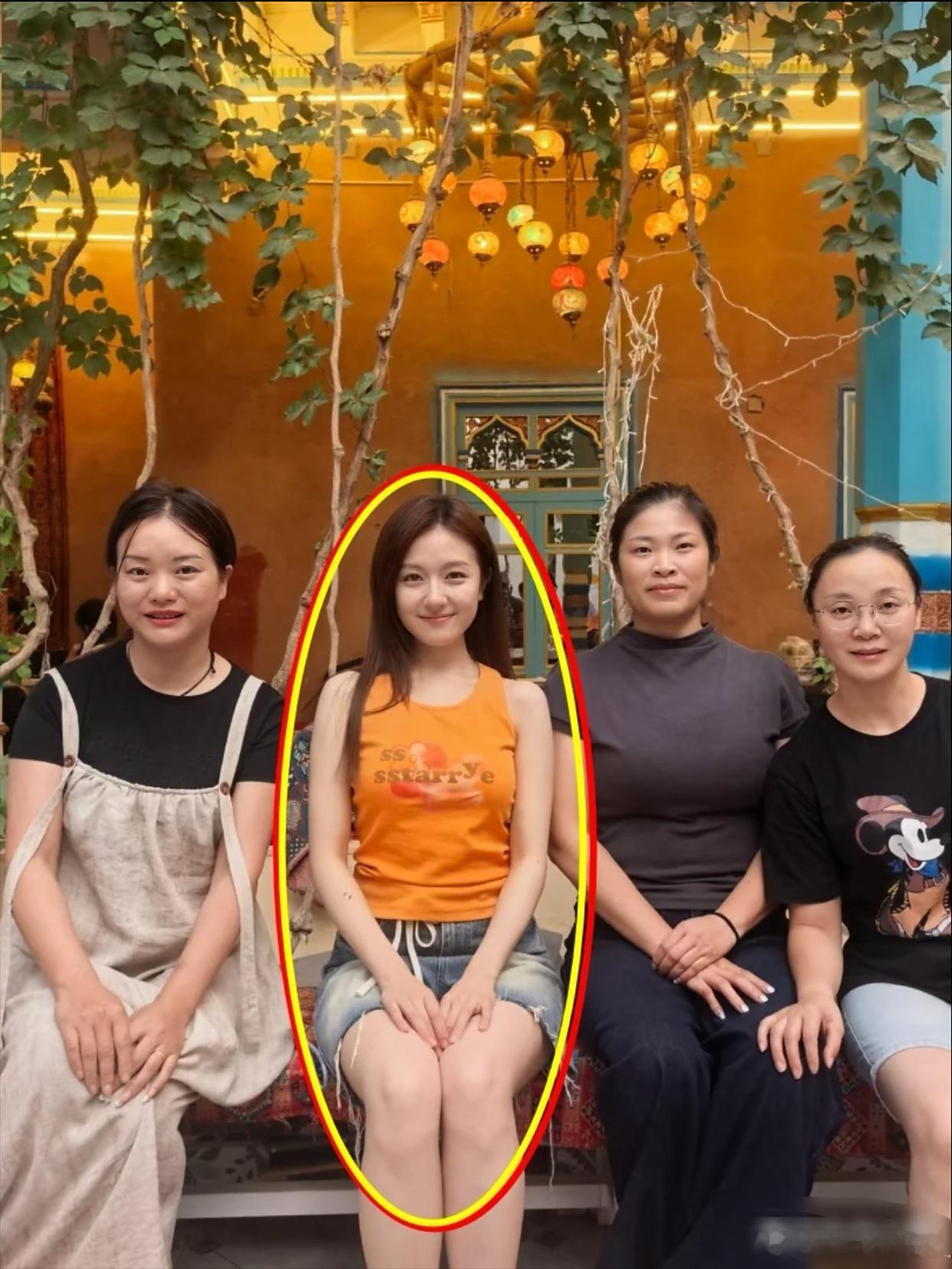 谁懂啊！刷到李兰迪的路人抓拍，直接被生图状态惊艳到～橙色背心配牛仔短裤，在人群里