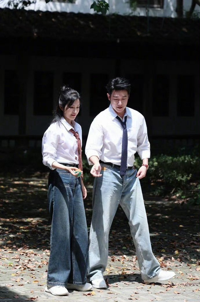 顶流官宣恋爱28年没be 如果内娱爱情有天花板，那一定是陆毅和鲍蕾！28年长跑，