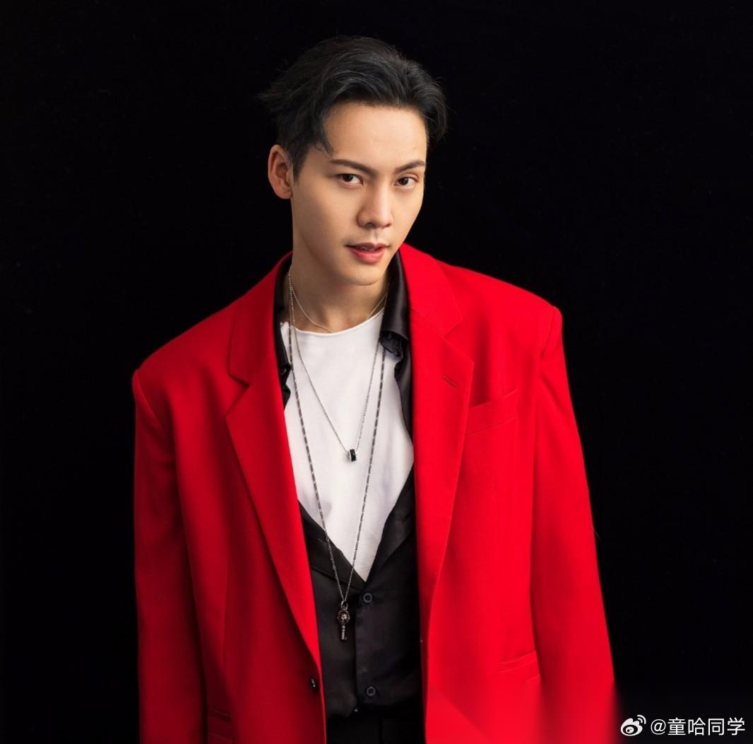 节目里，陈伟霆一脸认真地问王安宇:“老丈人是什么意思？”王安宇小声地跟他解释:“