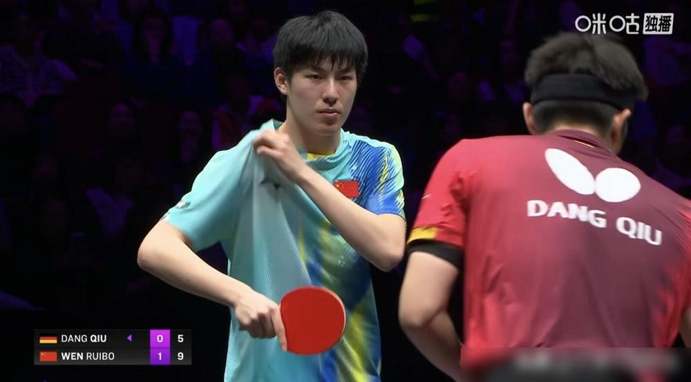 裁判：乒乓球没碎成两半，这分就不重赛。
 
德国名将邱党突然停手，指着球，要求重