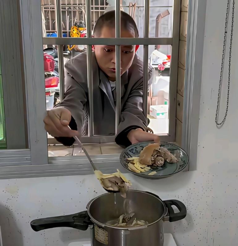 吃饭吃出了 emo 
就不能进来打菜吗？