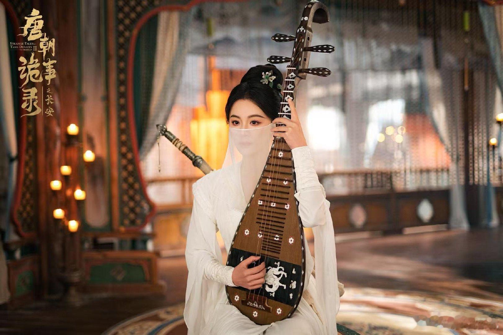 毛林林把奴娇演活了！手抱琵琶身背剑，白衣剑舞刚柔并济，又美又飒满是仙气，越看越上