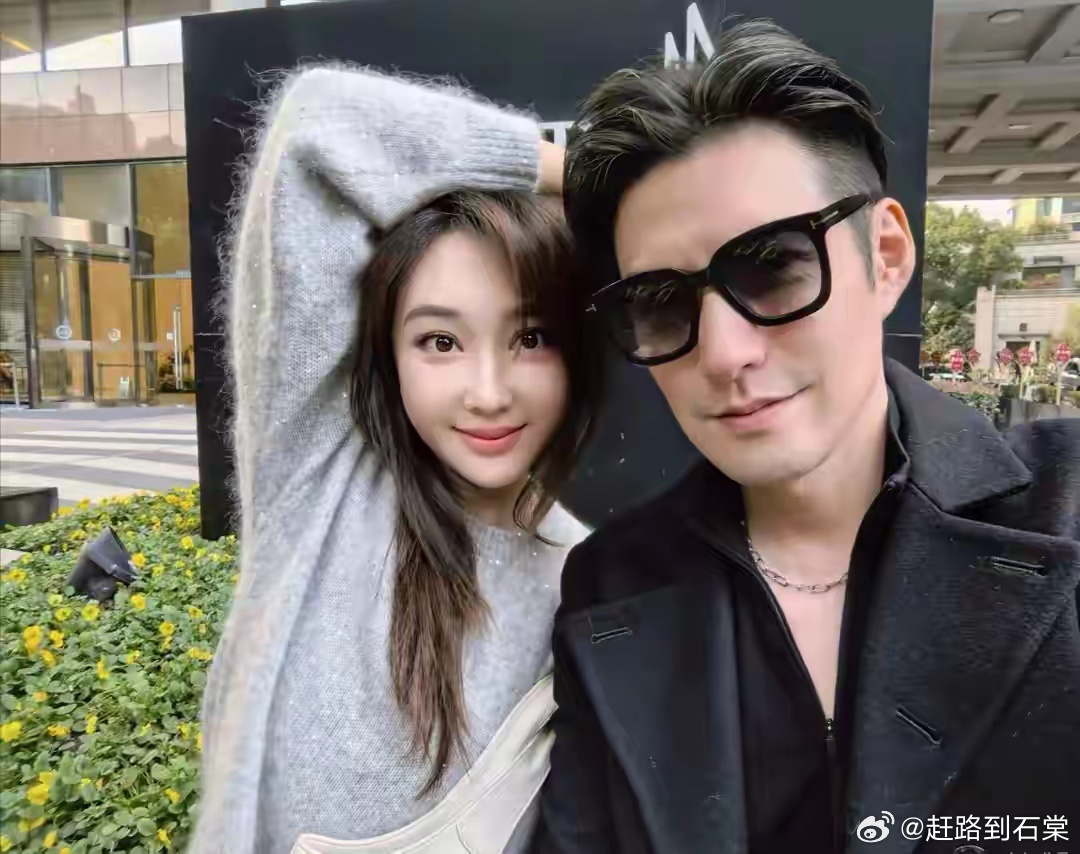47岁严屹宽携杜若溪现身大理古城！漫步街头，建模男神生图状态绝 