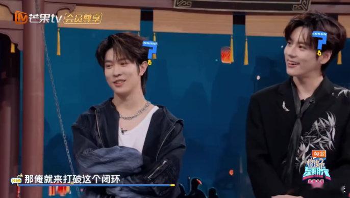 丁程鑫有福同享有难魏哲鸣当谁懂啊！小丁拿着苦瓜汁直奔魏哲鸣，那点小心思全写脸上了