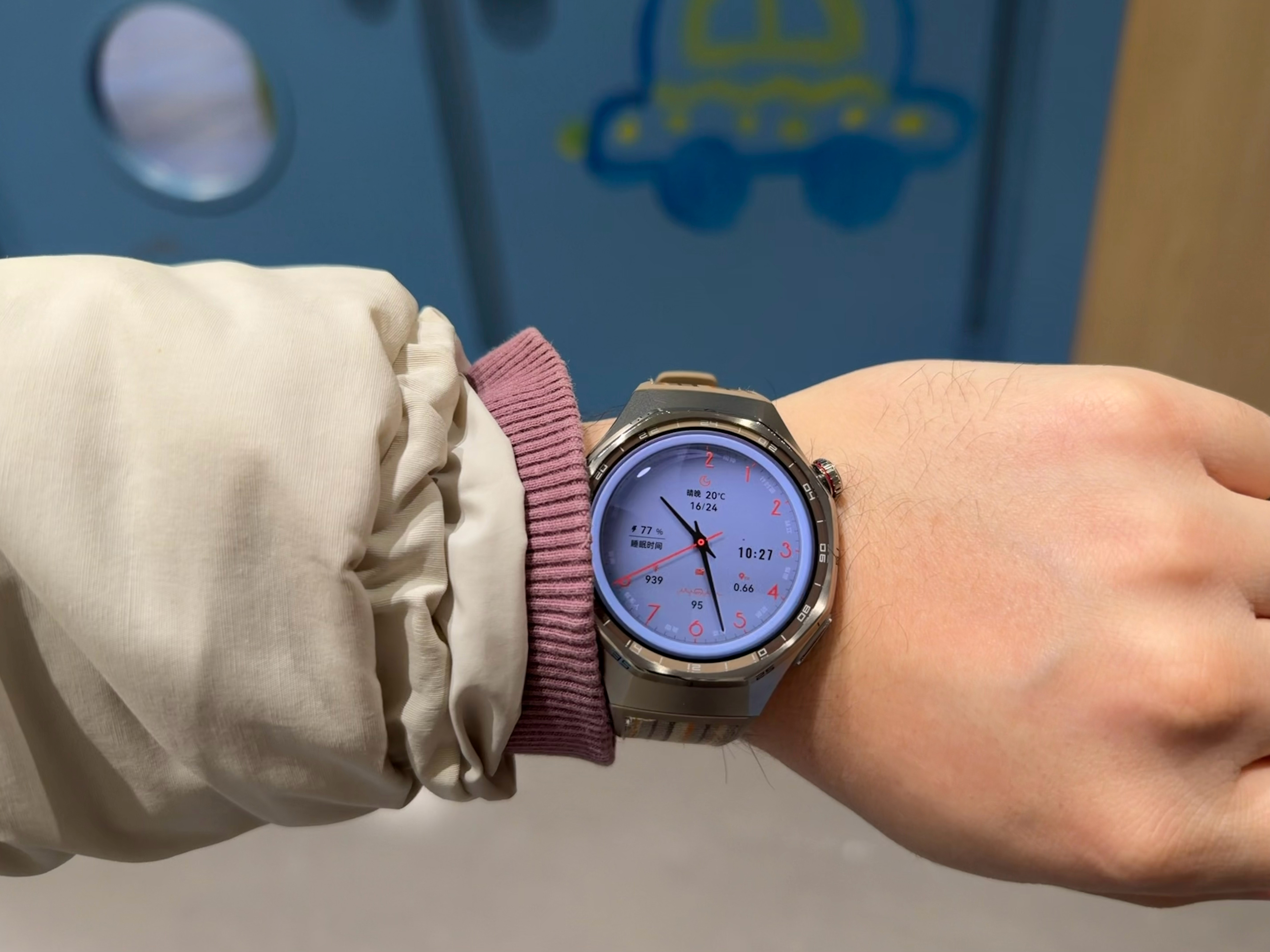 抬腕亮屏还是很好用的啊戴电子手表人的统一奇怪动作