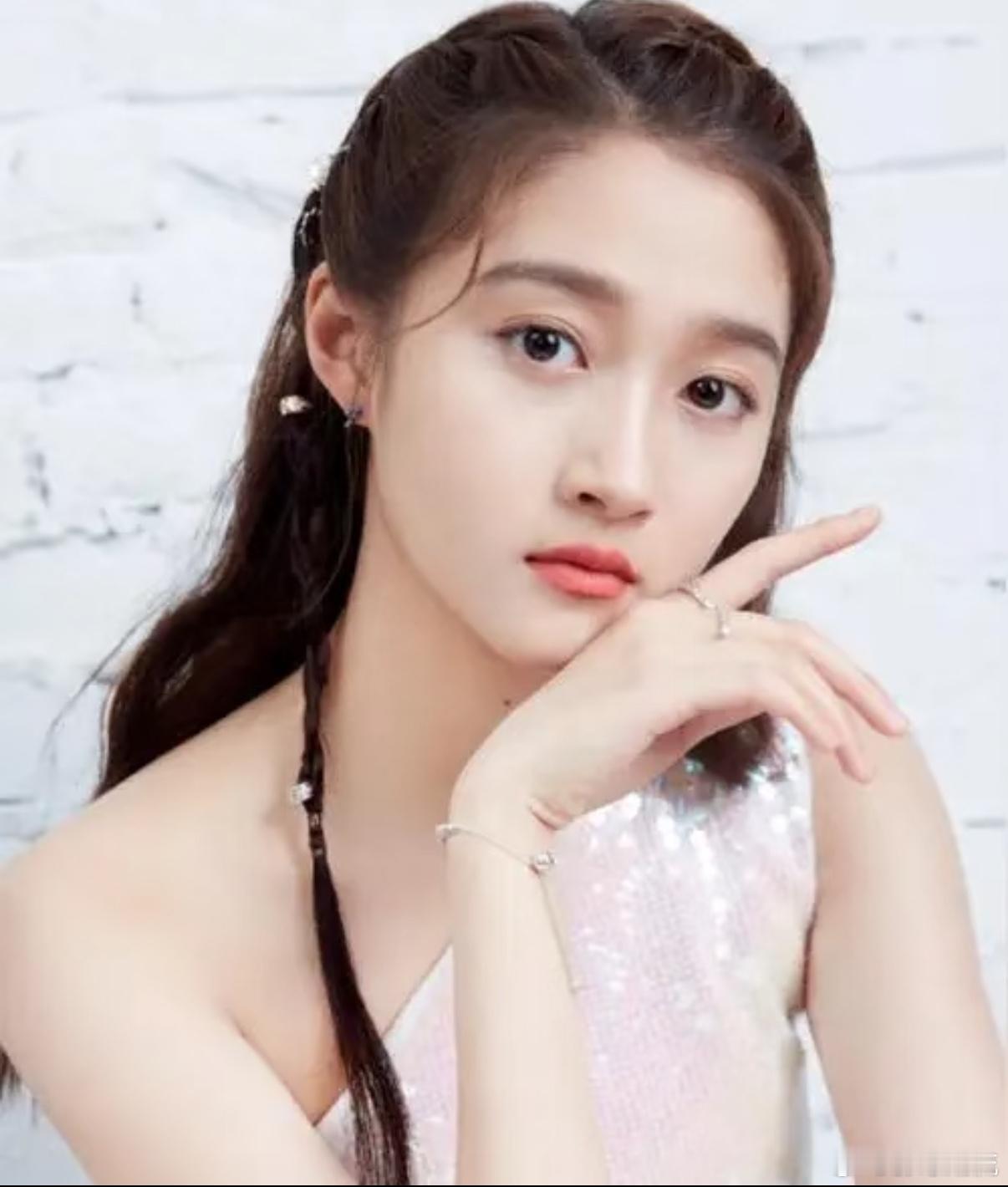 关晓彤能现场听汪苏泷唱大雨落下了双11疯狂好六夜 现场听汪苏泷唱《大雨落下了》，