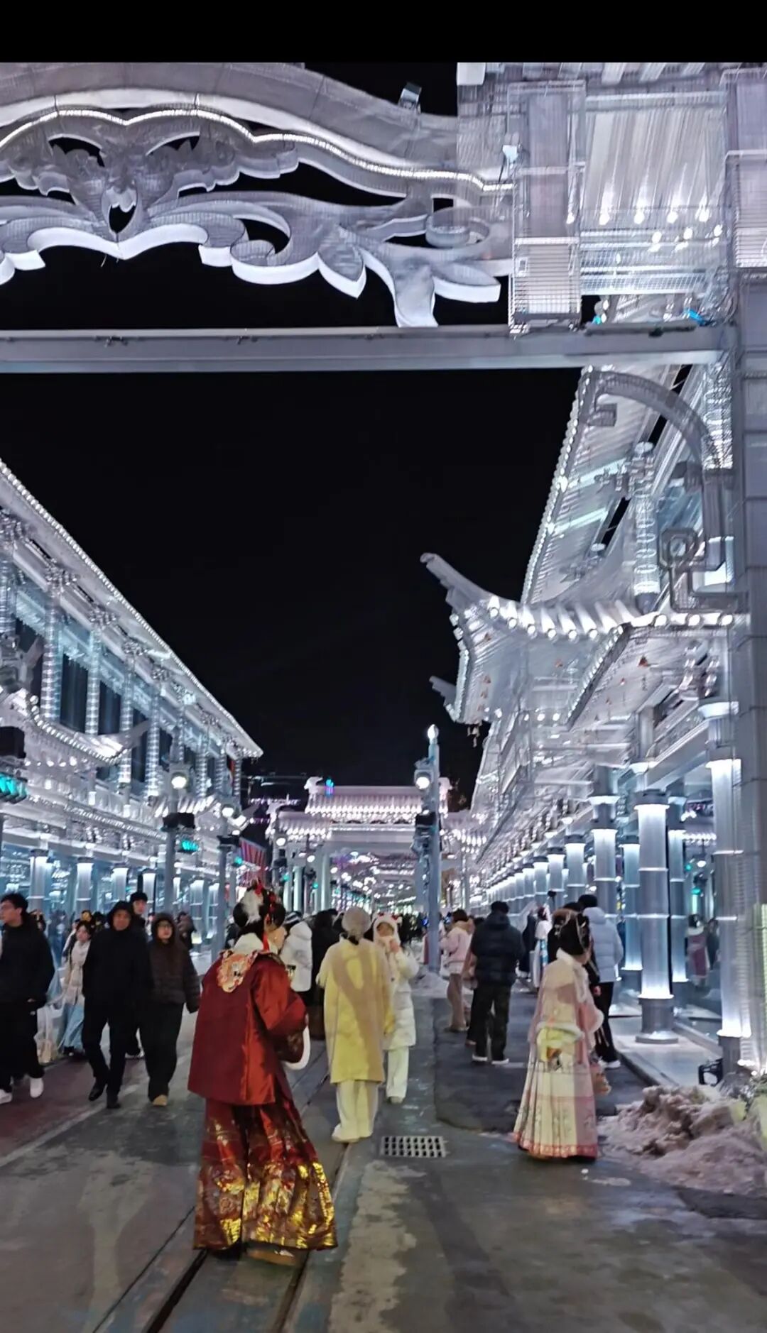 万岁山雪夜秒变广寒宫，大批游客打卡“银丝古建”