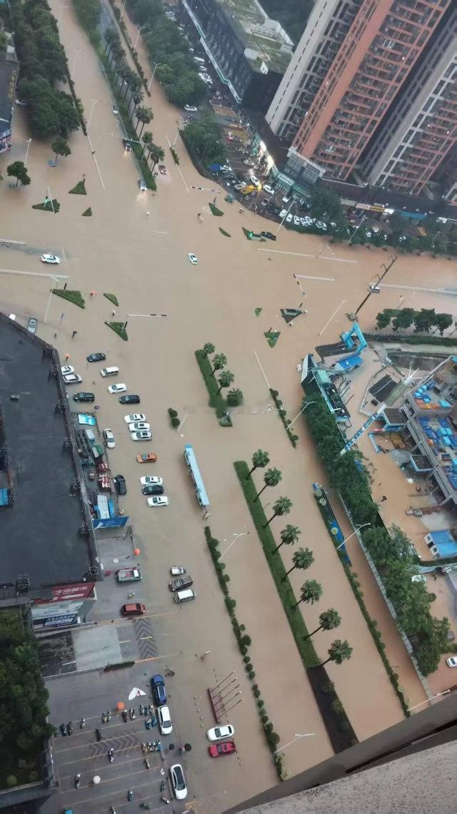 广西洪水今天的广西贵港全沦陷了大水淹全城了。除了地势高一点没被淹外都给淹了，太夸