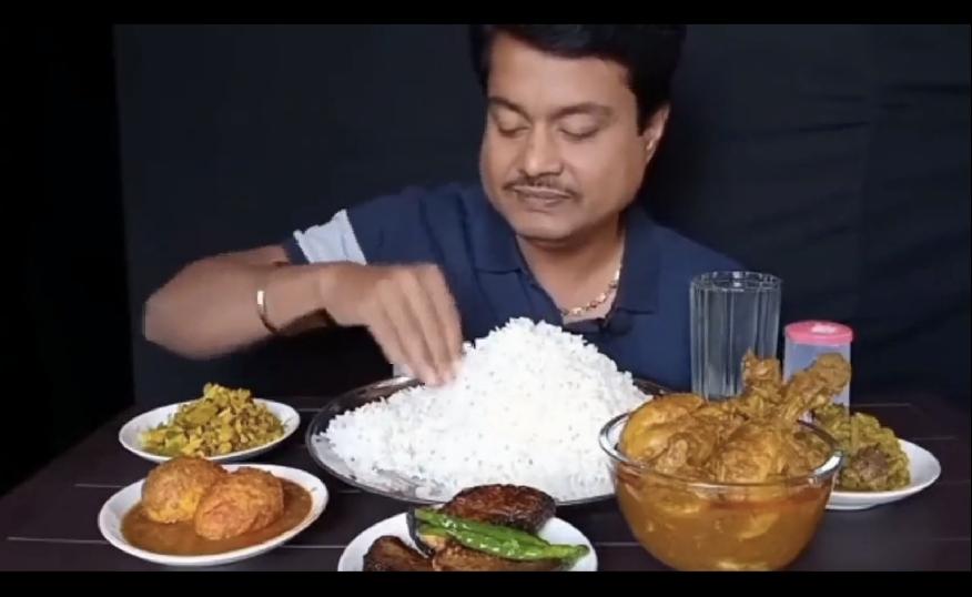 印度干饭直播，这大哥真挺能吃，我感觉这些东西得有十多斤，大哥吃的干干净净。
四五