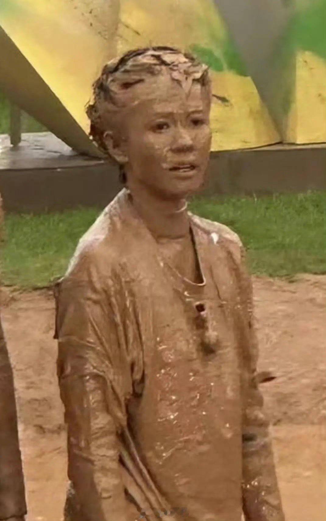 双轨小说我是全看完，耀眼到后面是很快速拉过没耐心看了，但是我觉得耀眼故事更好看更