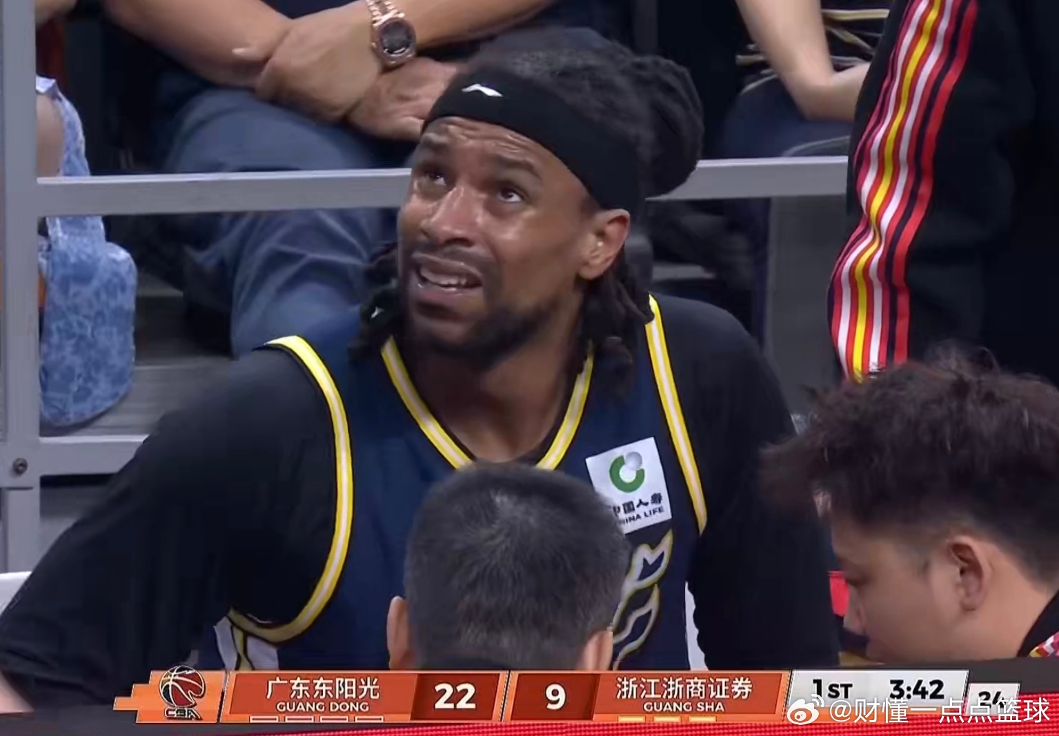 广东宏远开局不错，最多领先广厦13分，萨林杰6分钟拿下9分，但是好像有点受伤了！