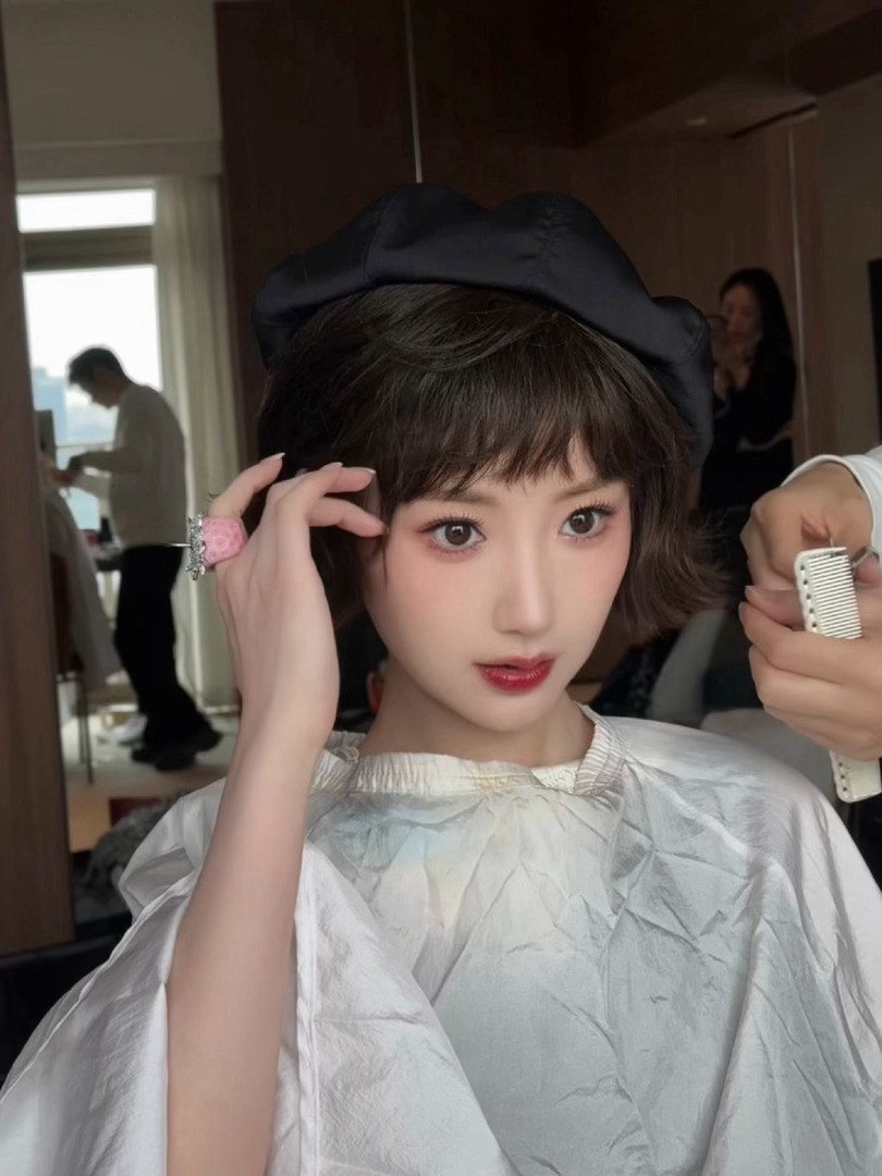 毛晓彤完全是洋娃娃毛晓彤洋娃娃手办 毛晓彤真的好美啊，像娃娃一样，不愧是不老女神