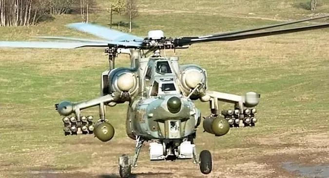 乌军防空导弹真没了！在俄乌边境，俄军卡52武装直升机在低空肆意飞行着，寻找着乌军