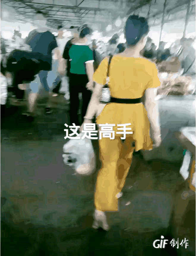 看是人模狗样，却干着见不得人的勾当。这个衣着打扮齐齐楚楚的女子，竟然还有这样的“