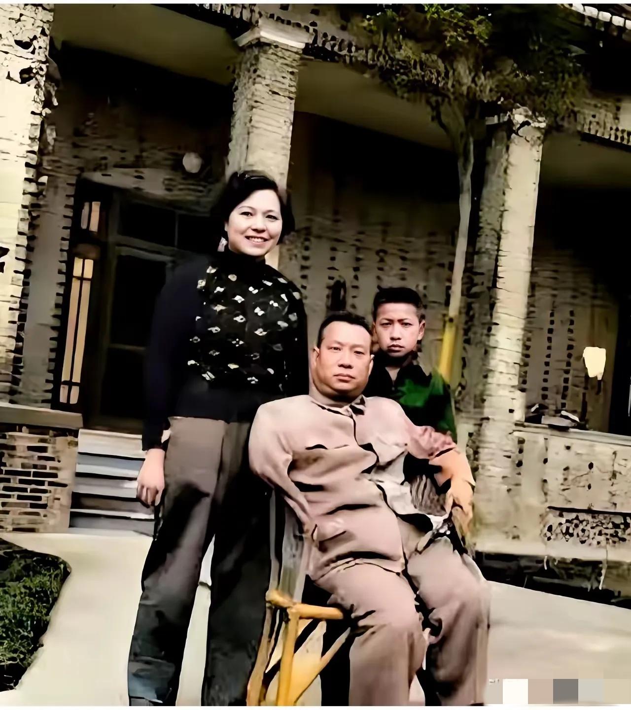 这是一张真实的全家福，能认出这一家子的人，历史绝对不会差。