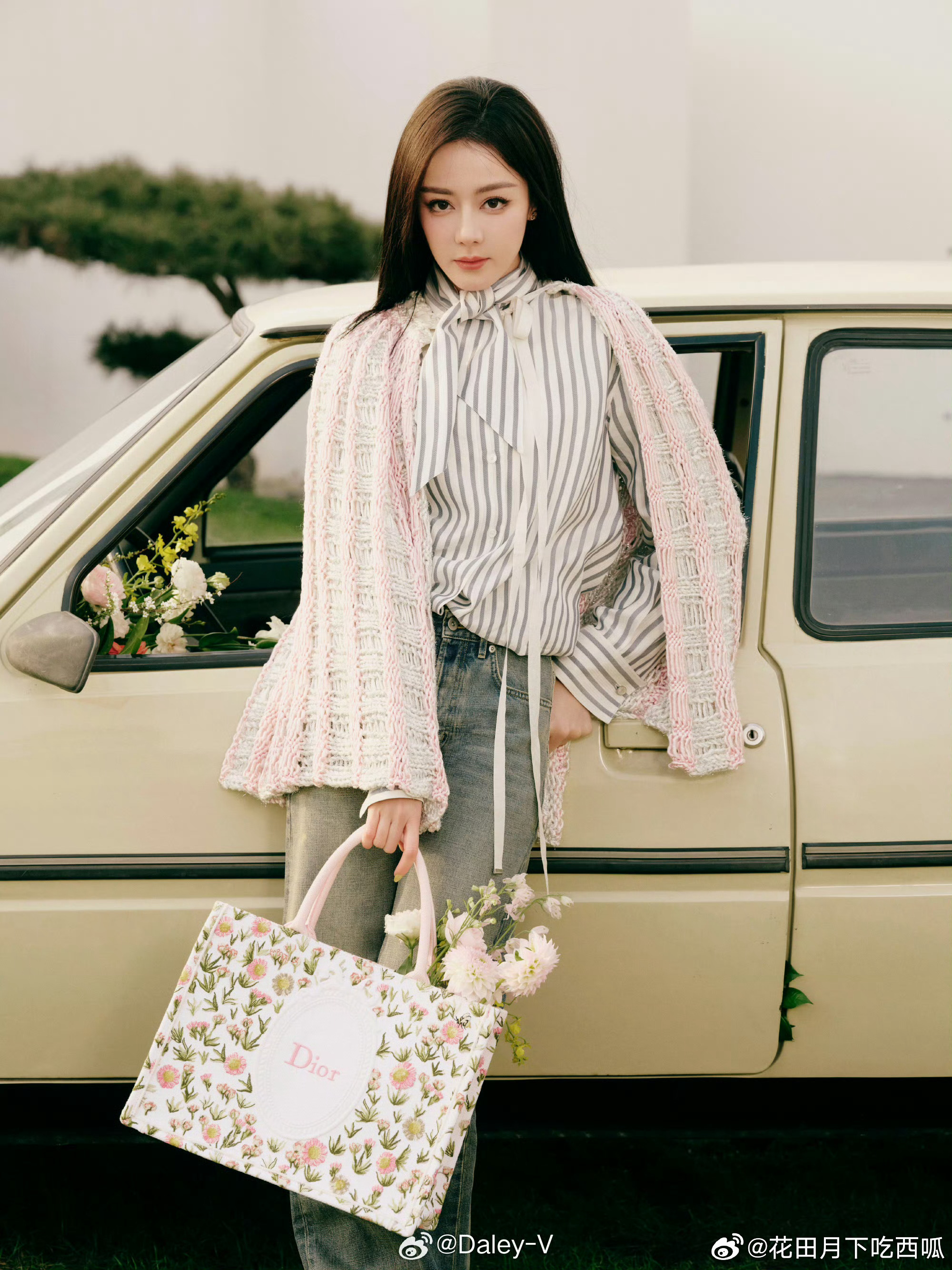 天呐，迪丽热巴可能赶不上这次巴黎时装周，真业内说8因为转机已经在迪拜滞留超过24