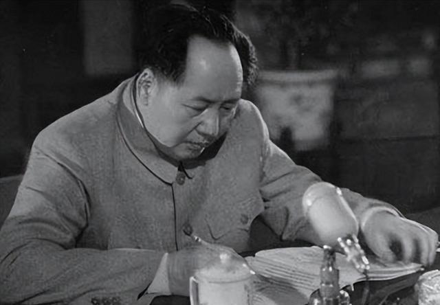 1951年，毛主席给军委炮兵学校题了13个字：“为建设强大的人民砲兵而奋斗。”题