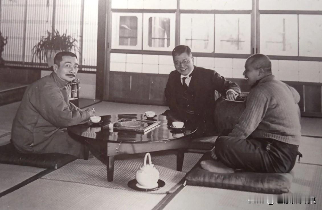 1936年2月11日，鲁迅在上海大陆新村寓所会见了日本《改造》杂志社长山本实彦，