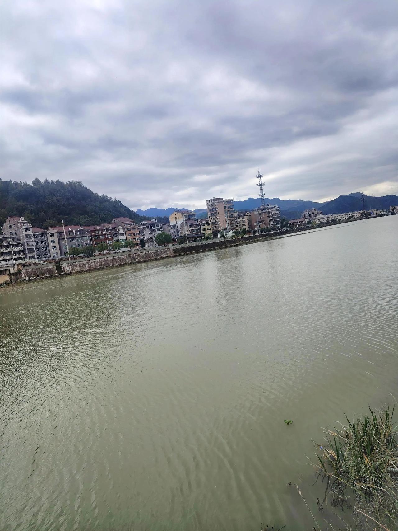 若是美国与以色列联手对中东国家伊朗进行军事打击的话，那我们中国到底该不该帮伊朗直