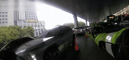 【杭州交警与时间竞速护送心梗男子 】在他的指挥下，送医车辆得以优先通过每一个路口