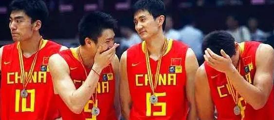 中国男篮在亚洲的堕落，是从2009年“偷笑门”开始的。
 
2009年8月16日