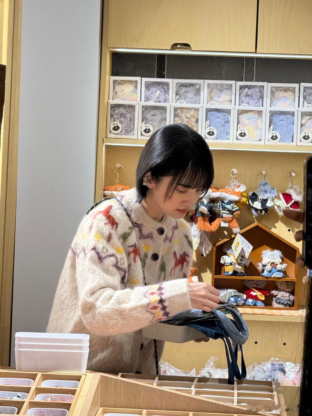 江西偶遇杨丞琳江西街头偶遇杨丞琳 江西偶遇杨丞琳，她站在人群里特别亮眼，状态超赞