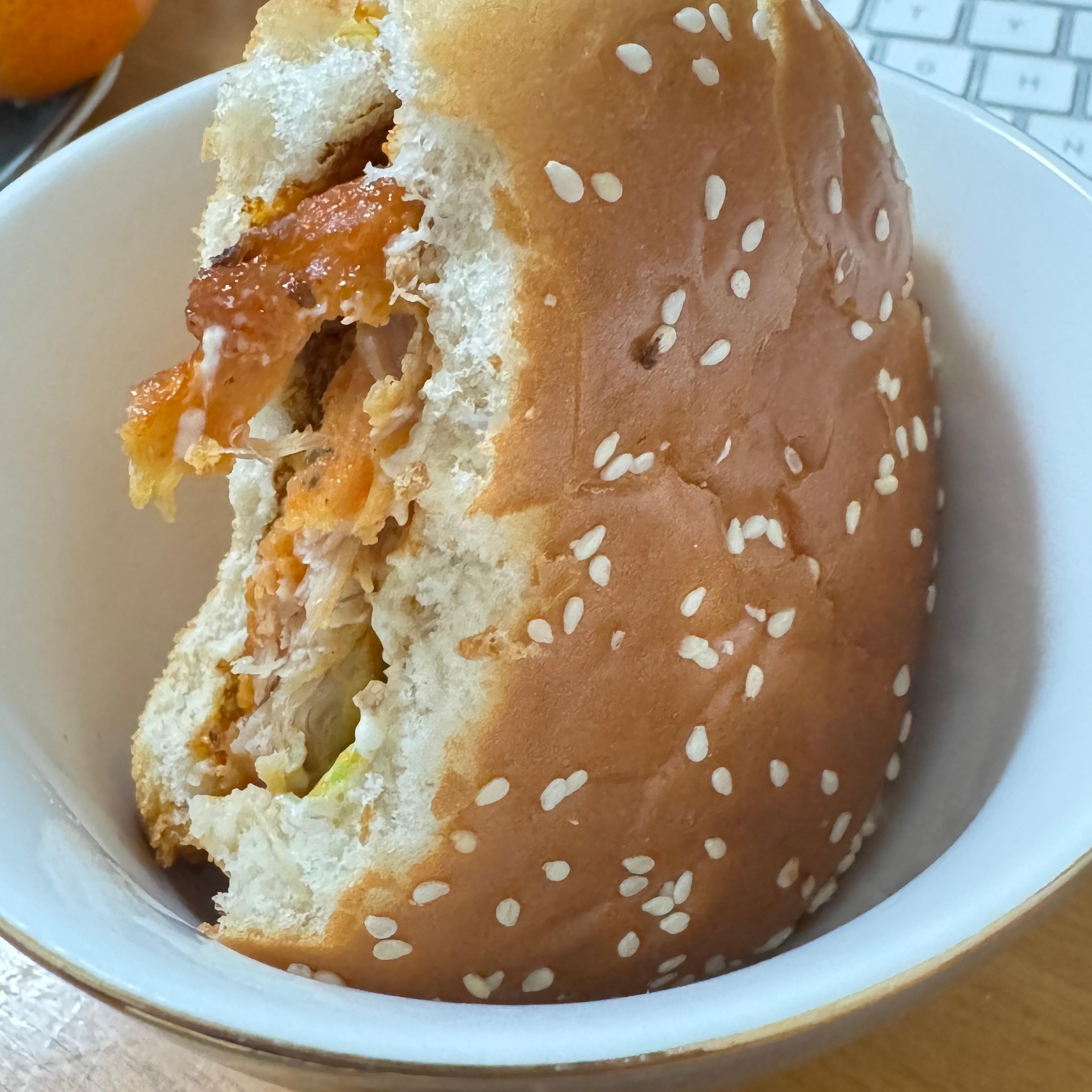 是谁又在hbw🍔  我刚为了跟我妈据理力争吃汉堡真的能减肥 上秤瘦了两斤了！！